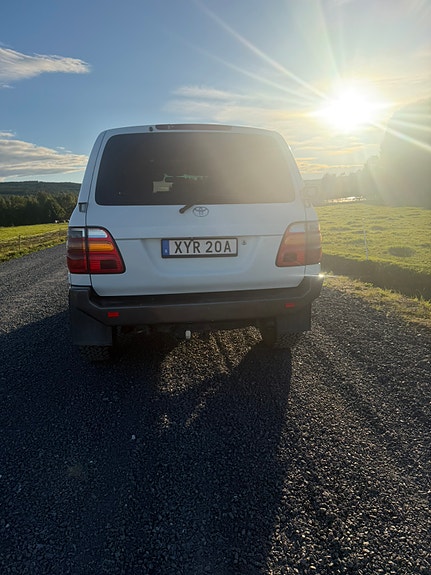 Toyota Land Cruiser 3 of 10