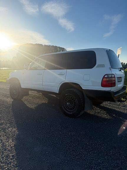 Toyota Land Cruiser 2 of 10