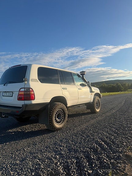 Toyota Land Cruiser 4 of 10