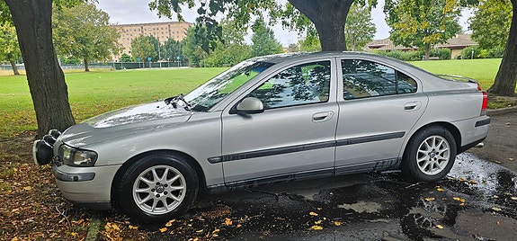 Volvo S60 2 of 5