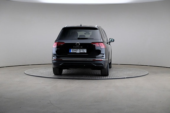 Volkswagen Tiguan Allspace 2 of 3