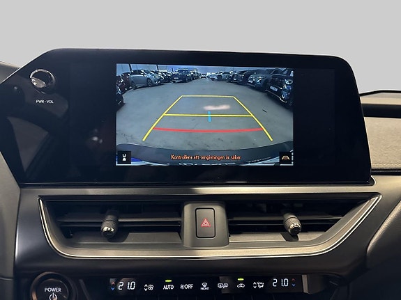 Lexus UX300h 15 of 16