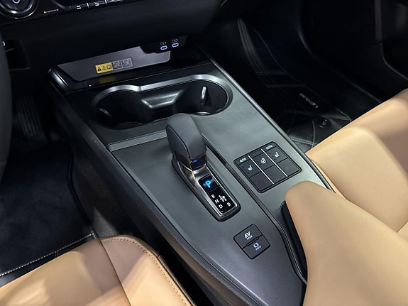 Lexus UX300h 16 of 16