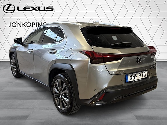 Lexus UX300h 4 of 16
