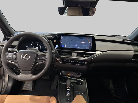Lexus UX300h 10 of 16