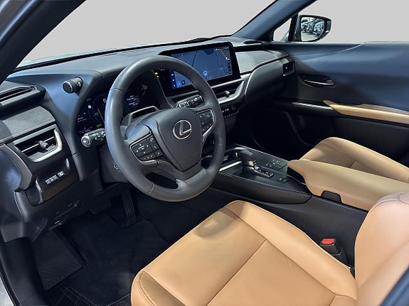 Lexus UX300h 12 of 16