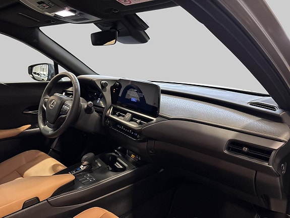 Lexus UX300h 8 of 16