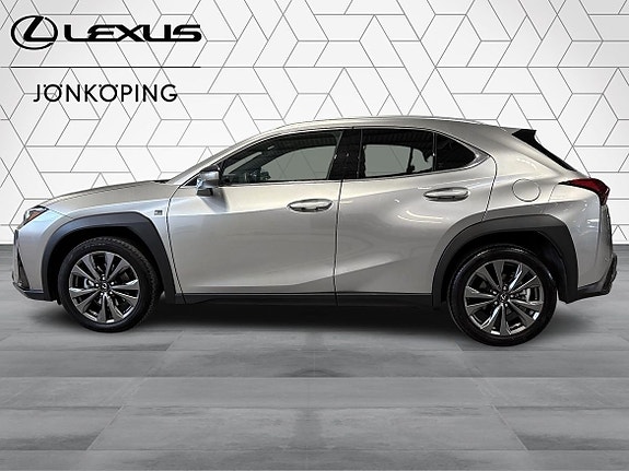 Lexus UX300h 5 of 16