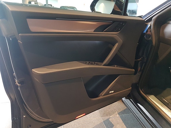 Porsche Cayenne 8 of 13