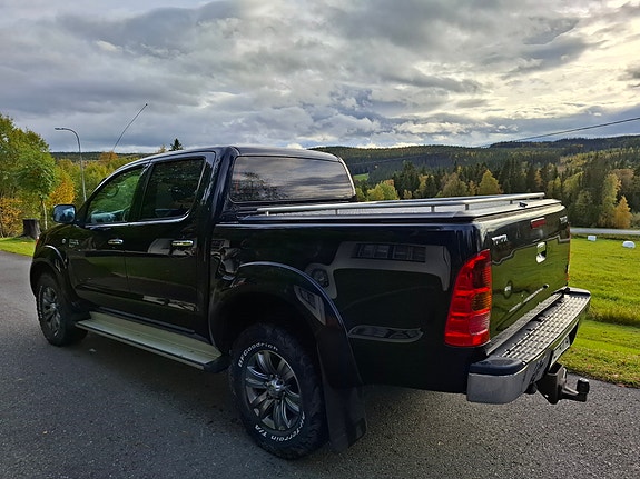 Toyota HiLux 2 of 11