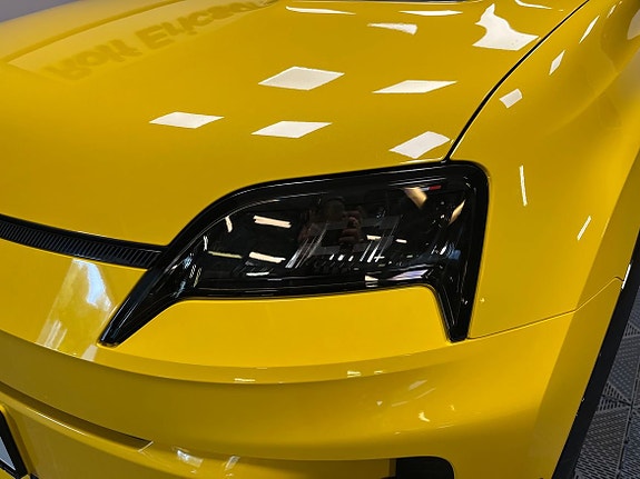 Renault 5 E-Tech 9 of 17