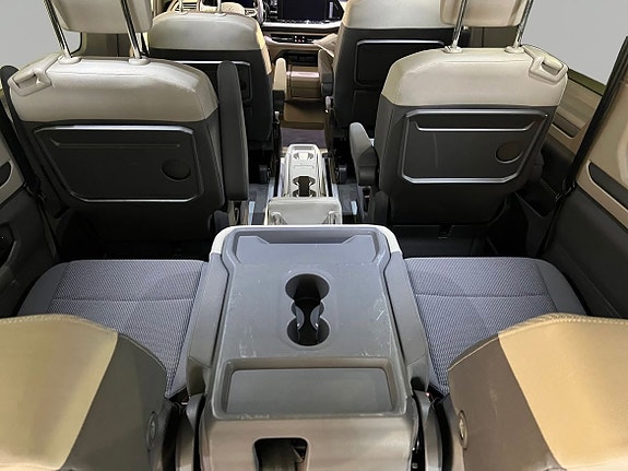 Volkswagen Multivan 8 of 16