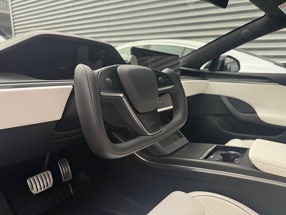 Tesla Model S 18 of 29