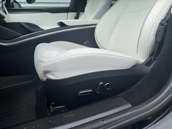 Tesla Model S 17 of 29