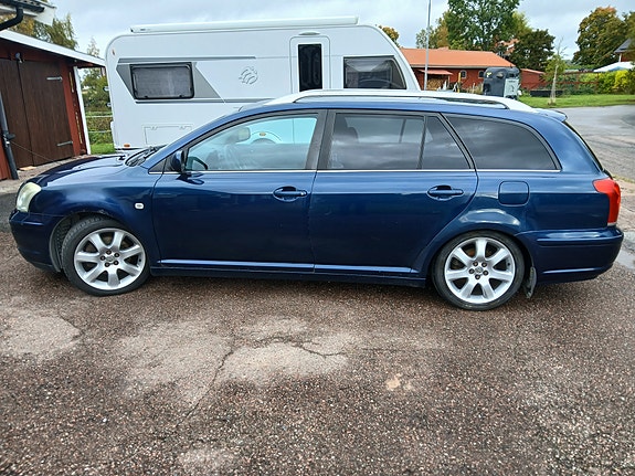 Toyota Avensis 2 of 13