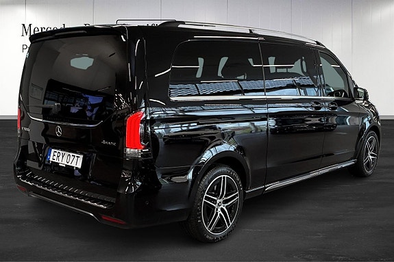 Mercedes-Benz V300 3 of 27