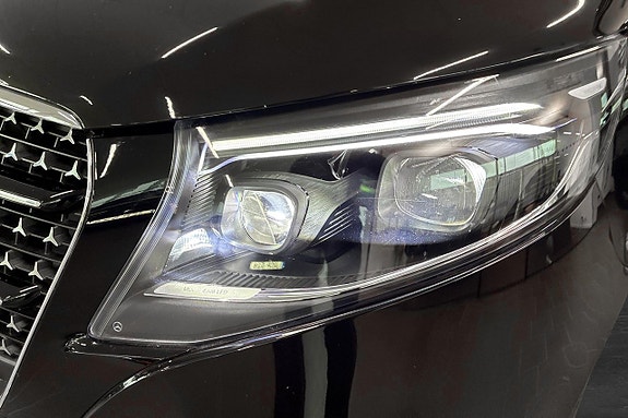 Mercedes-Benz V300 26 of 27