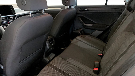 Volkswagen T-Roc 11 of 15