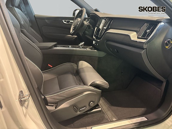 Volvo XC60 12 of 28