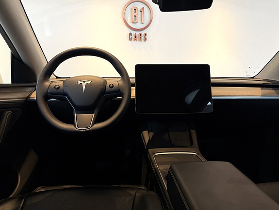 Tesla Model Y 14 of 19