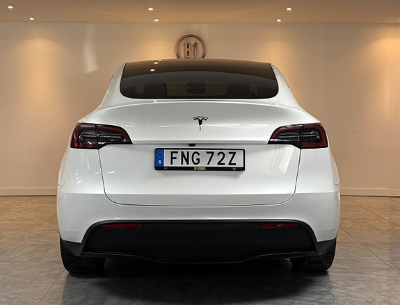Tesla Model Y 7 of 19