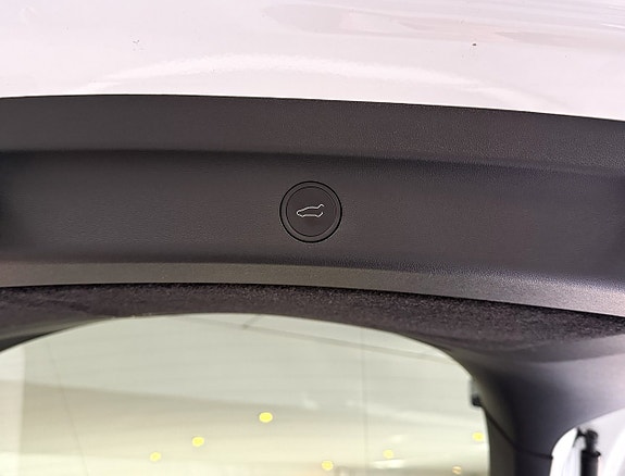 Tesla Model Y 8 of 19