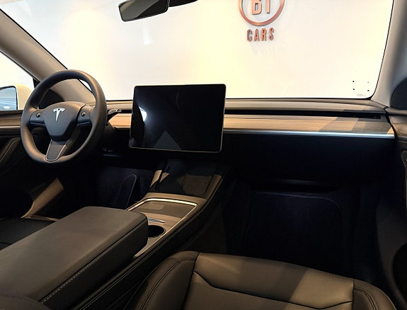 Tesla Model Y 13 of 19