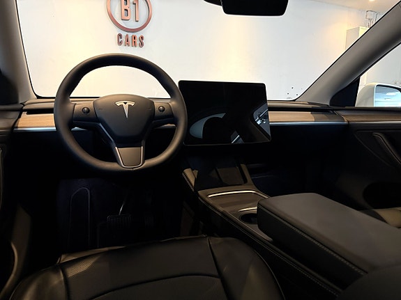 Tesla Model Y 12 of 19
