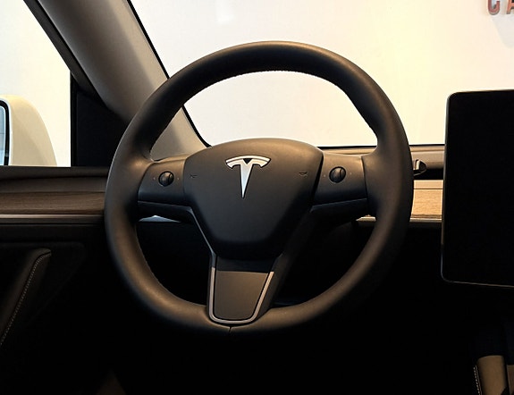Tesla Model Y 15 of 19