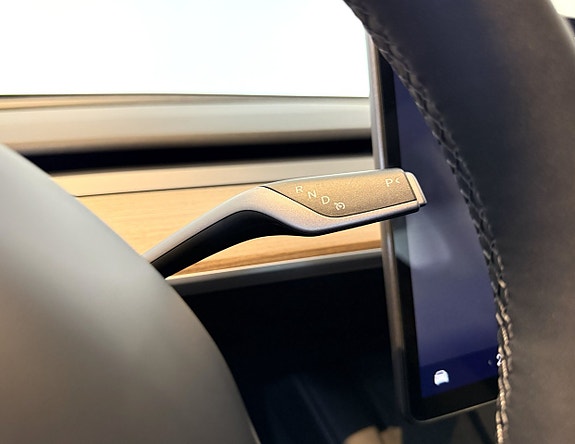 Tesla Model Y 16 of 19