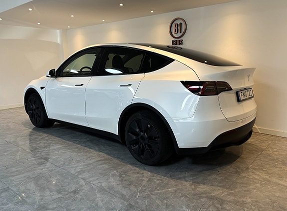 Tesla Model Y 3 of 19