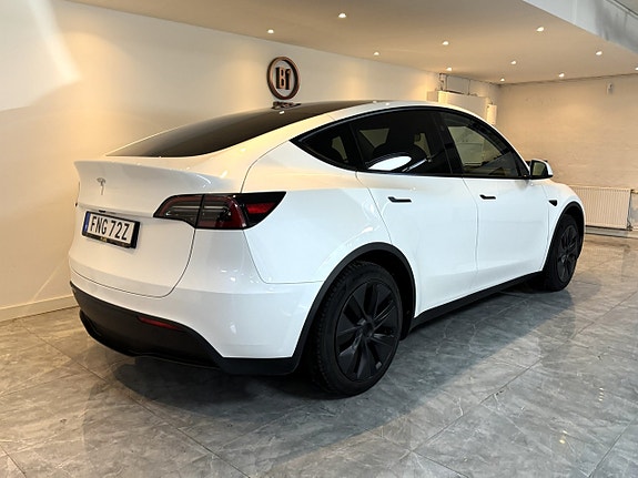 Tesla Model Y 4 of 19