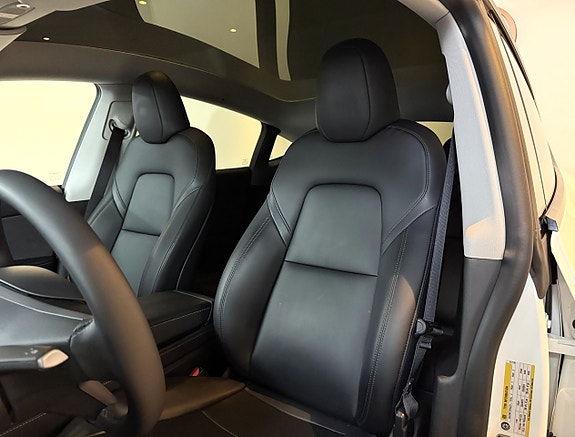 Tesla Model Y 10 of 19