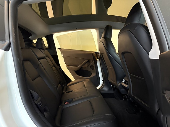 Tesla Model Y 9 of 19