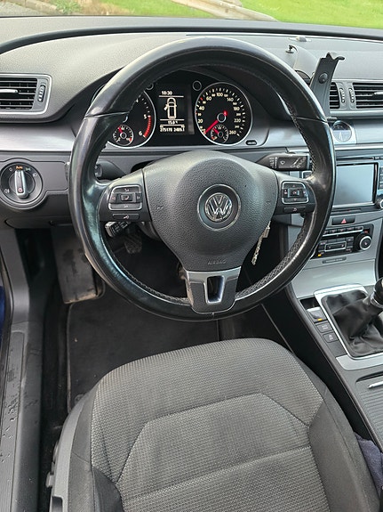 Volkswagen Passat 10 of 15