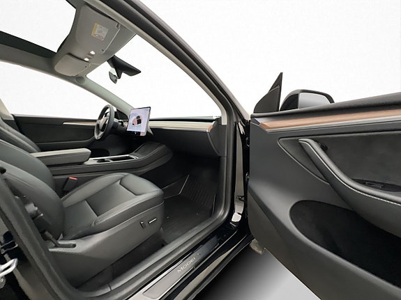 Tesla Model Y 25 of 30