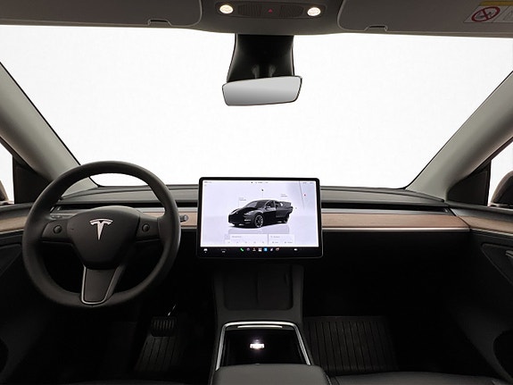 Tesla Model Y 16 of 30