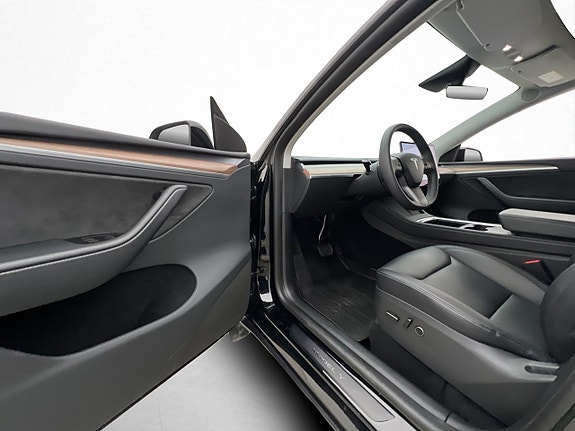 Tesla Model Y 11 of 30