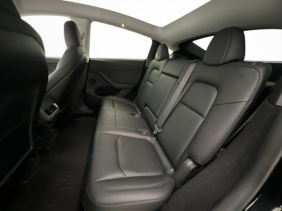 Tesla Model Y 26 of 30