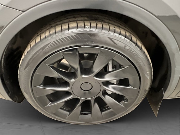 Tesla Model Y 29 of 30