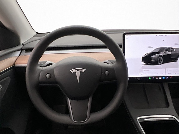Tesla Model Y 14 of 30