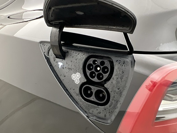 Tesla Model Y 28 of 30
