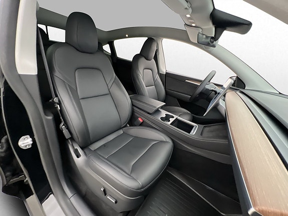 Tesla Model Y 24 of 30