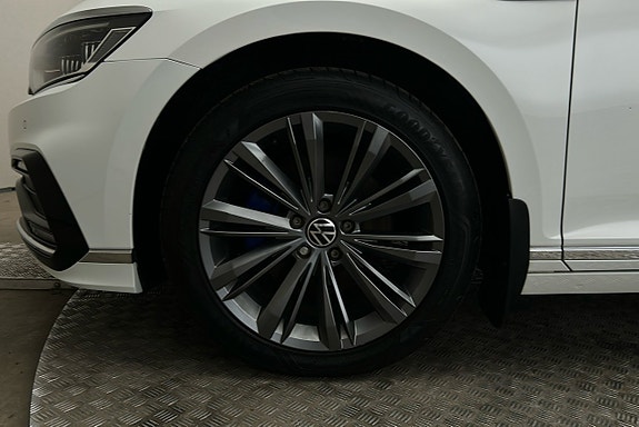 Volkswagen Passat 12 of 29