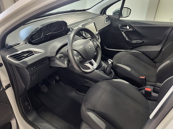 Peugeot 208 11 of 18