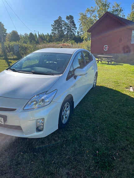Toyota Prius 3 of 8