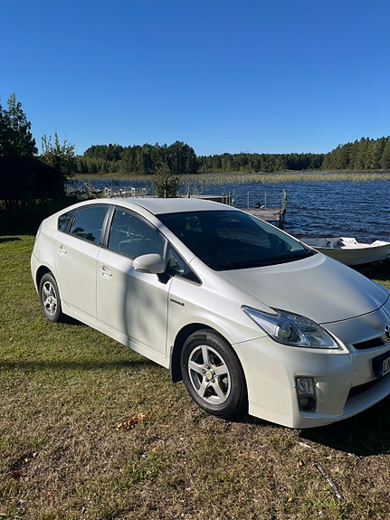 Toyota Prius 2 of 8