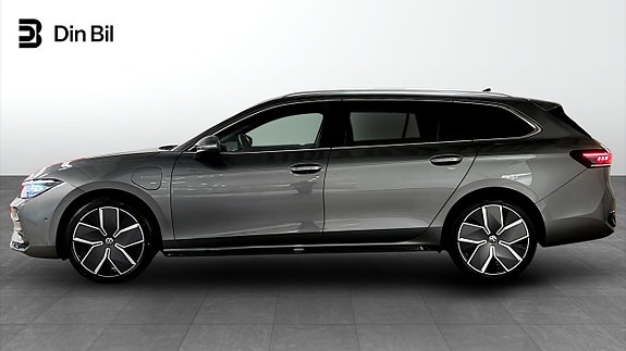 Volkswagen Passat 2 of 26