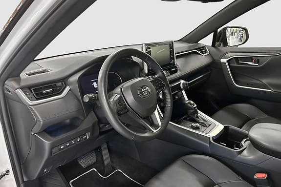 Toyota RAV4 8 of 12
