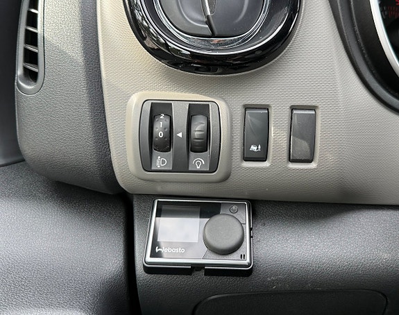 Nissan NV300 14 of 17